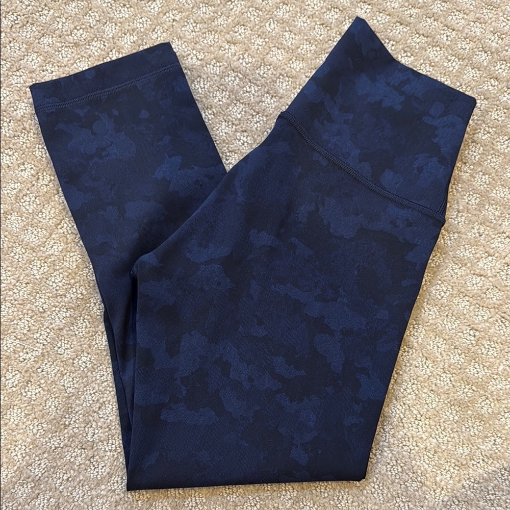 Lululemon D11 wonder under crop size 4, Navy Camouflage Leggings